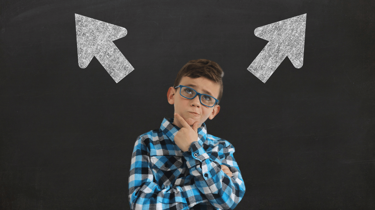 HonorsクラスとAdvancedクラスの選択で悩む生徒のイメージ