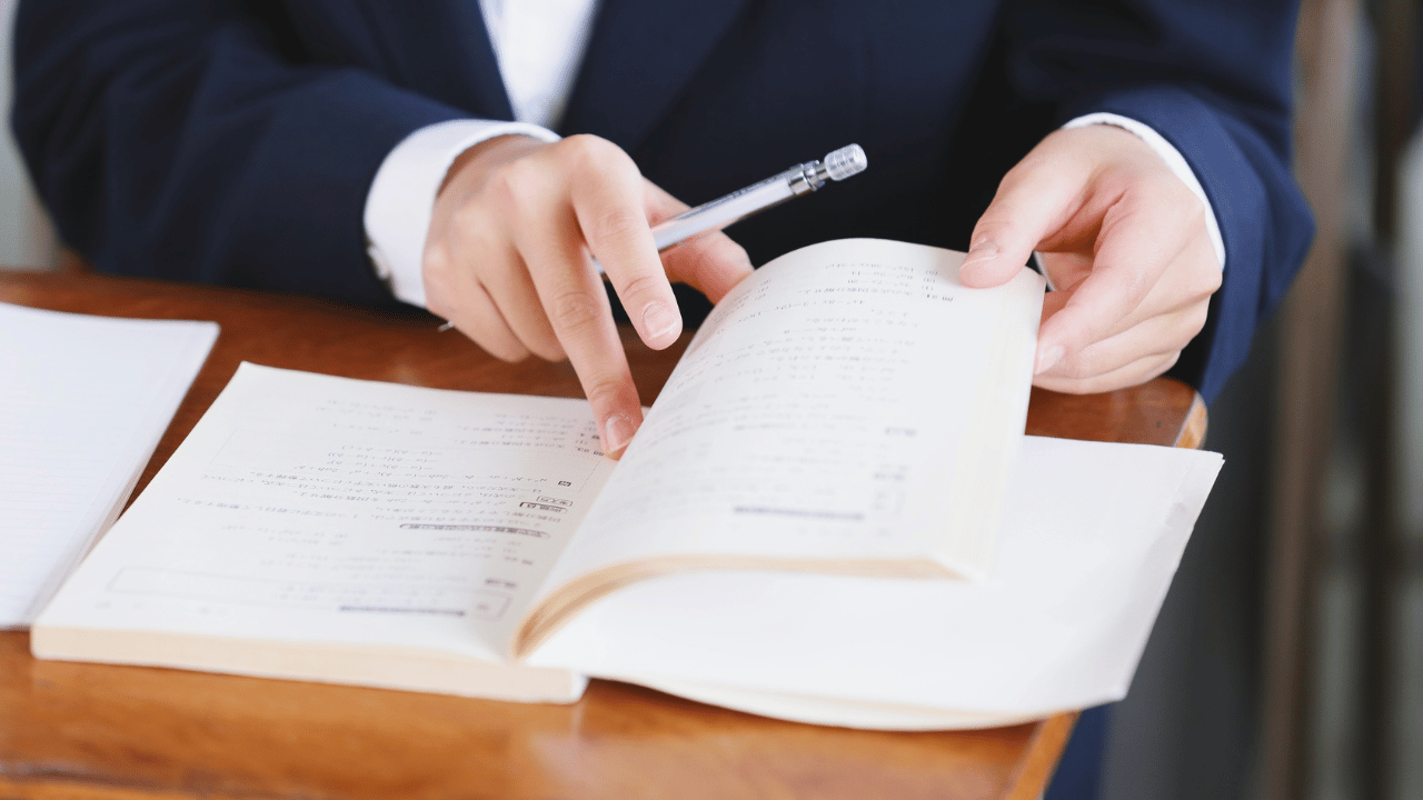 大学受験の勉強に励む生徒のイメージ