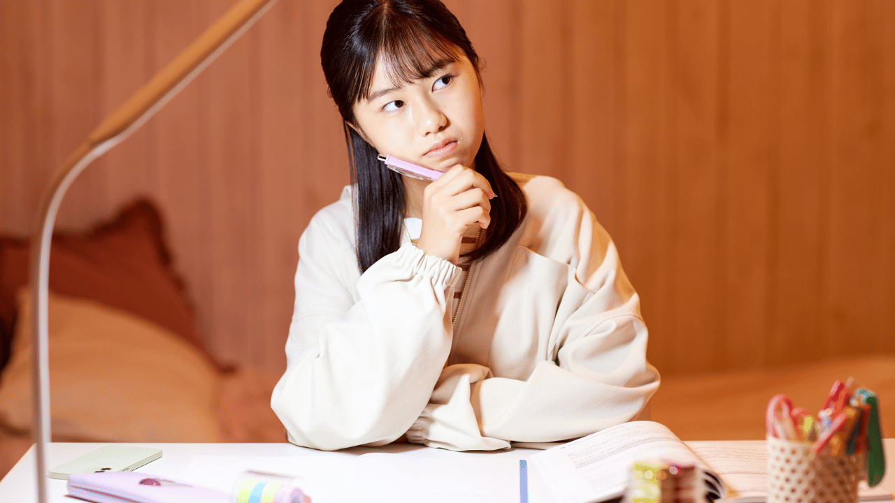 TOEFLの新形式に向けて質問をする生徒のイメージ