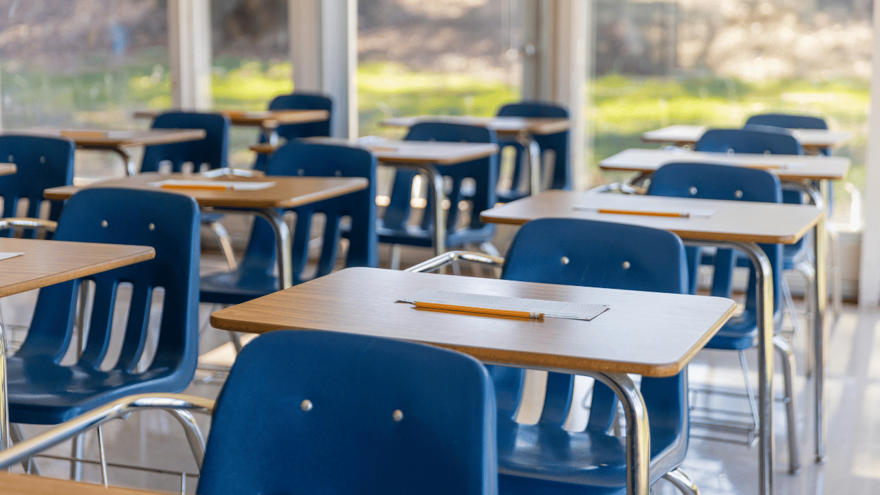 かえつ有明中学の明るく開放的な教室で行われる試験のイメージ