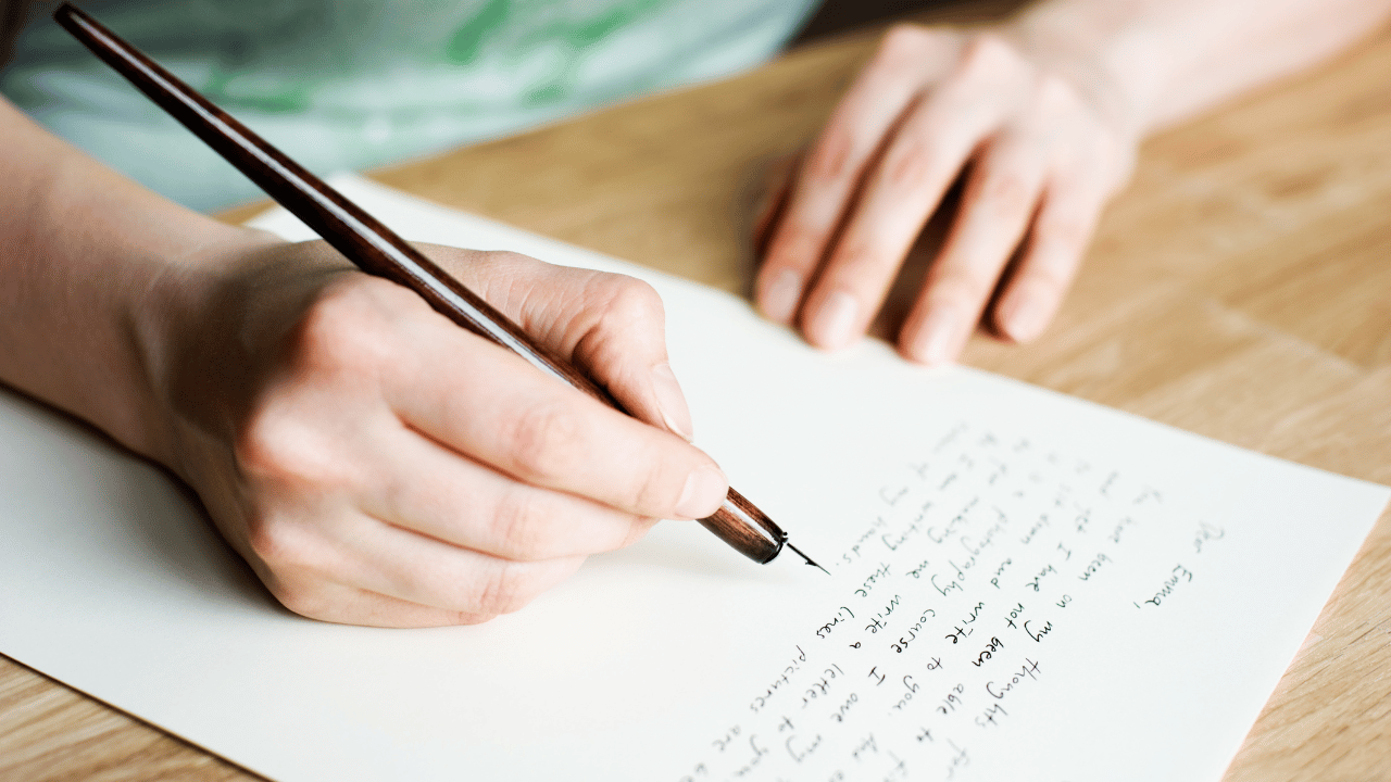 かえつ有明中学校の英語エッセイを書いているイメージ