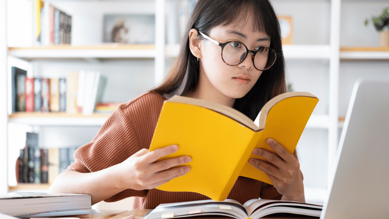 山脇学園の入試に向けて英語エッセイの過去問演習に集中して取り組む受験生の様子