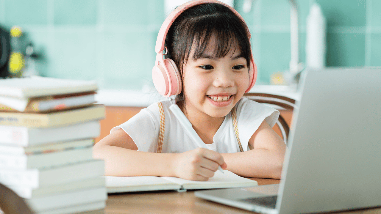 かえつ有明の英語入試のために英検の勉強をする子ども