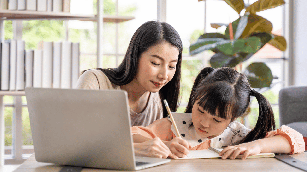 かえつ有明中学の英語入試のために保護者と一緒に学習する子ども