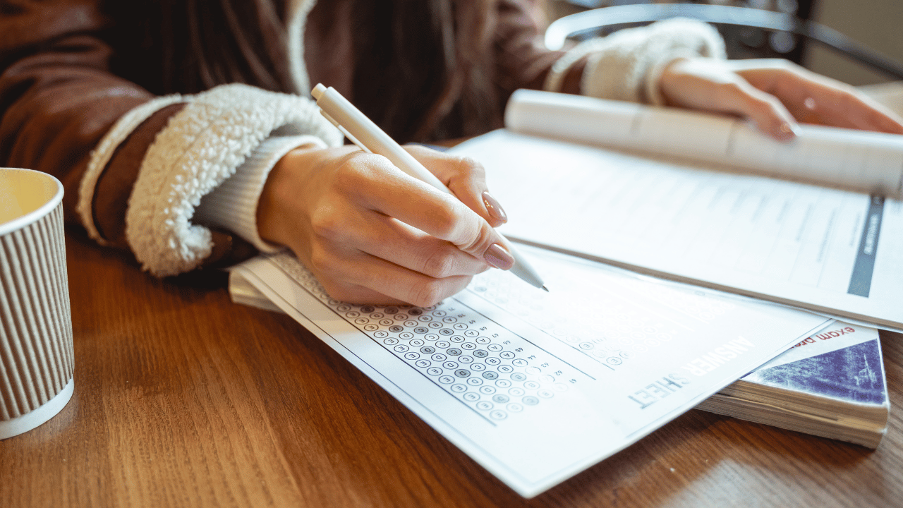 英検2級および準1級のライティング試験と山脇学園英語エッセイの試験時間・語数制限の比較